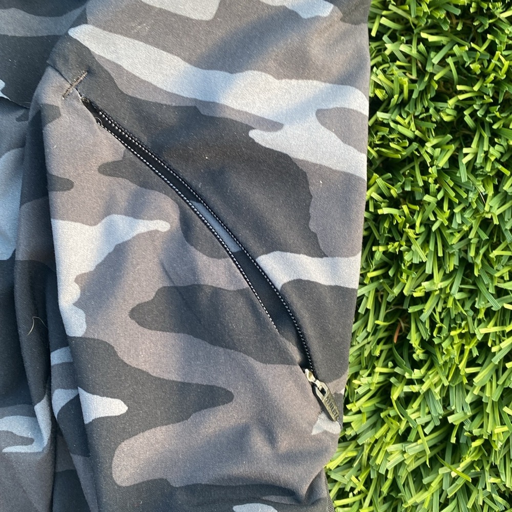 Athleta Racer Run Shorts 4” size Small - Picture 4 of 4